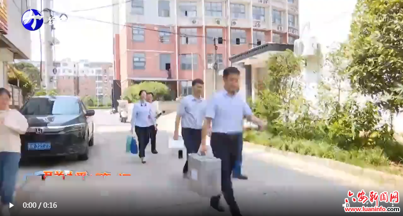 叶集：送卡上门显温情